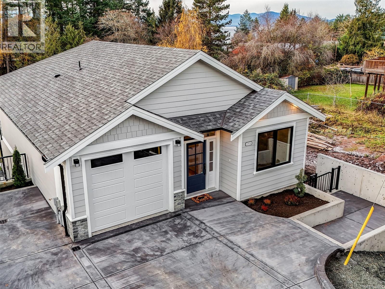 10950 Chalet Rd, North Saanich