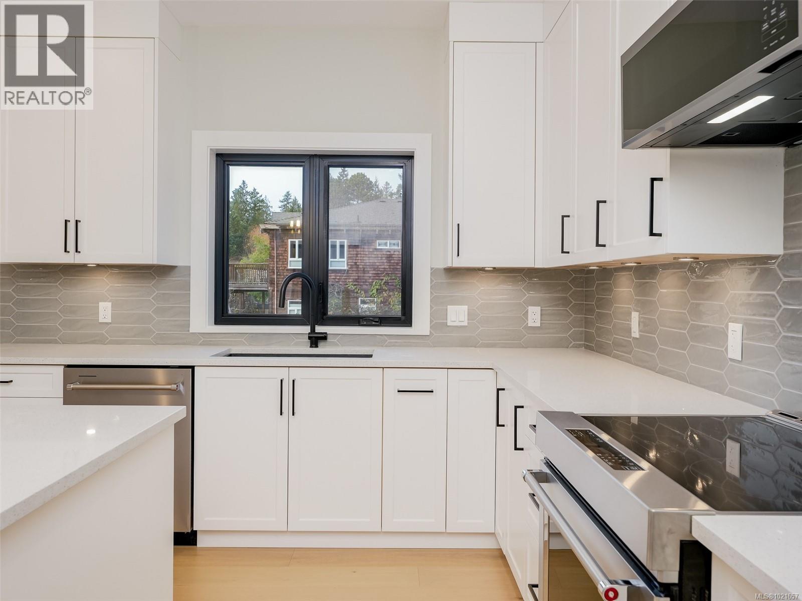 10950 Chalet Rd, North Saanich