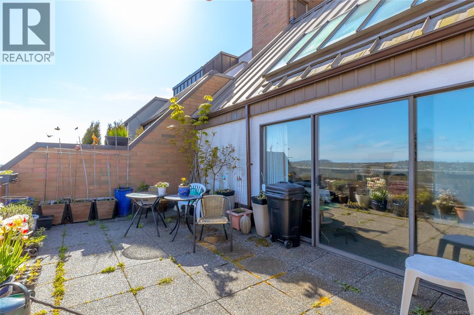 809 1630 Quadra St, Victoria