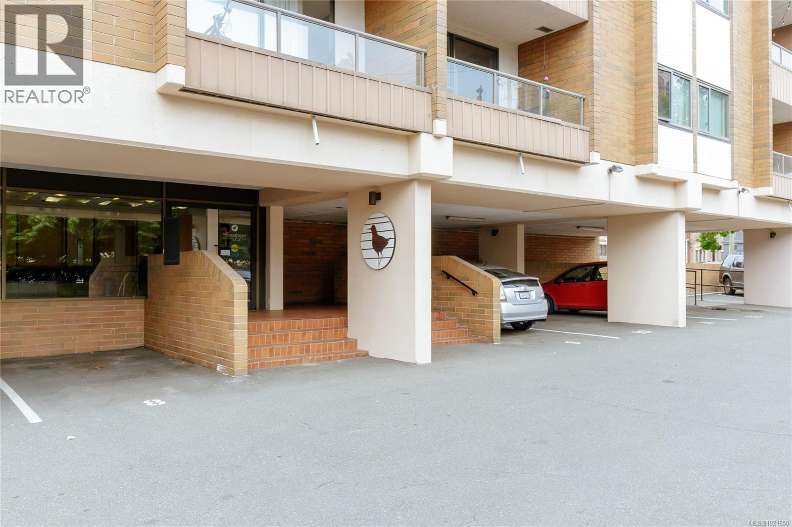 809 1630 Quadra St, Victoria