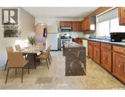 Enclosed porch - 365 3rd Avenue Ne, Swift Current, SK S9H2G8 Photo 6