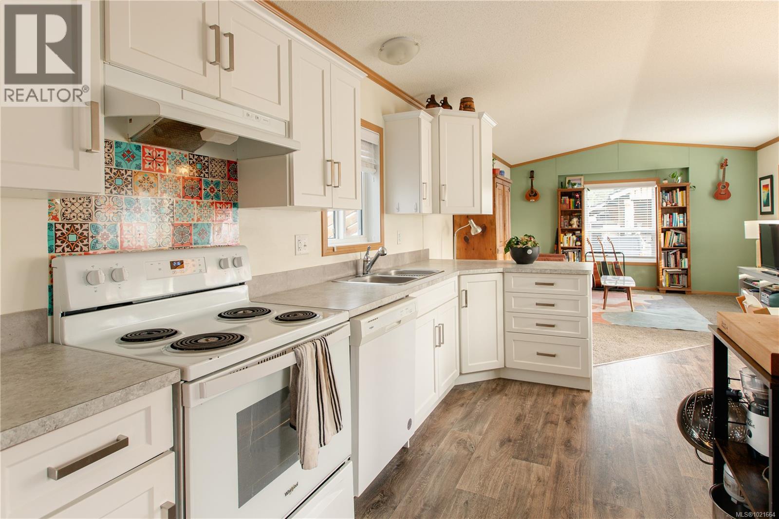 421 Humpback Pl, Ucluelet