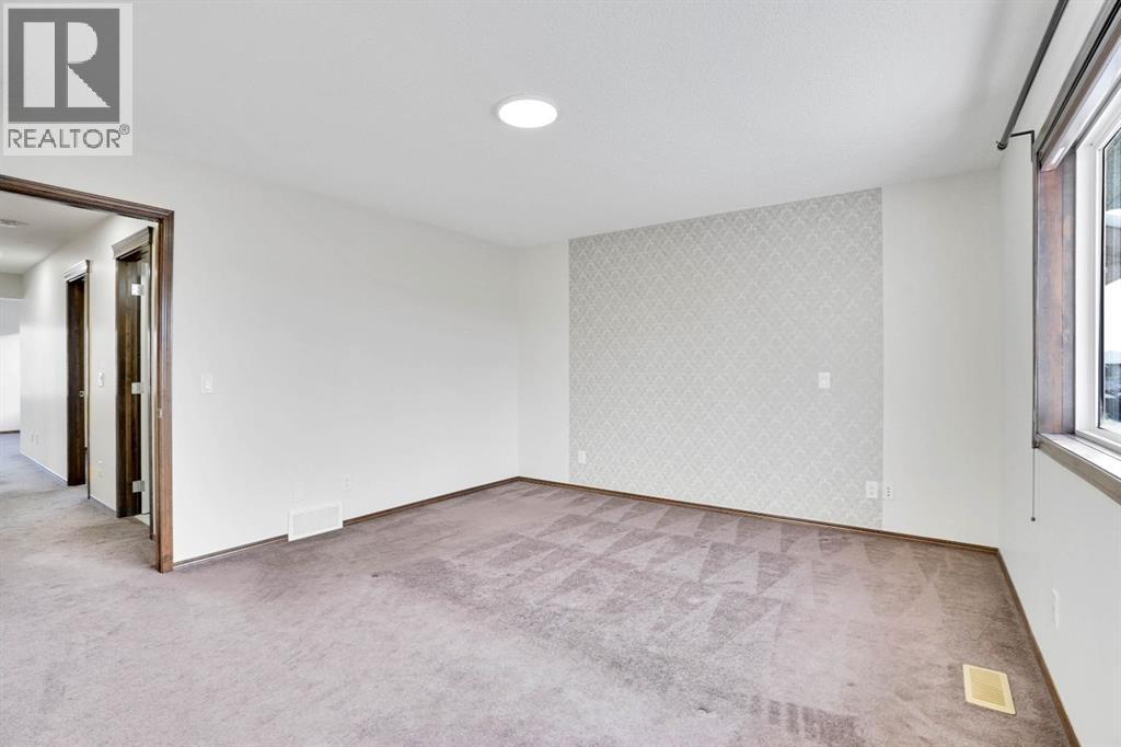 Single Family House for Sale in  Everoak Green SW Evergreen Calgary 