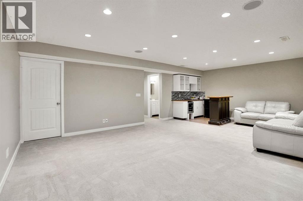 Single Family House for Sale in  Everoak Green SW Evergreen Calgary 