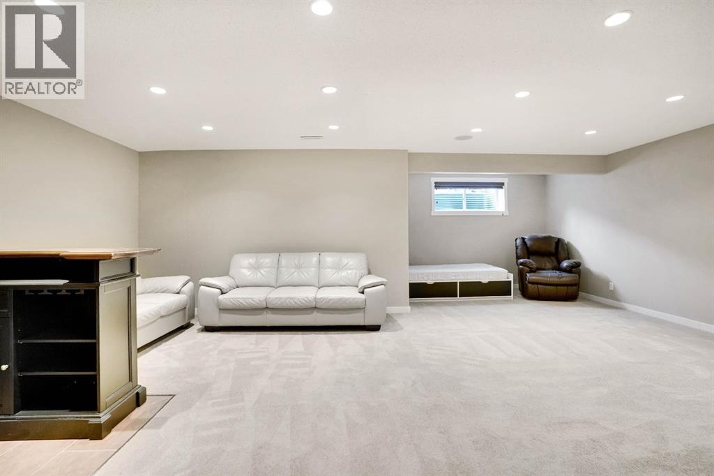 Single Family House for Sale in  Everoak Green SW Evergreen Calgary 