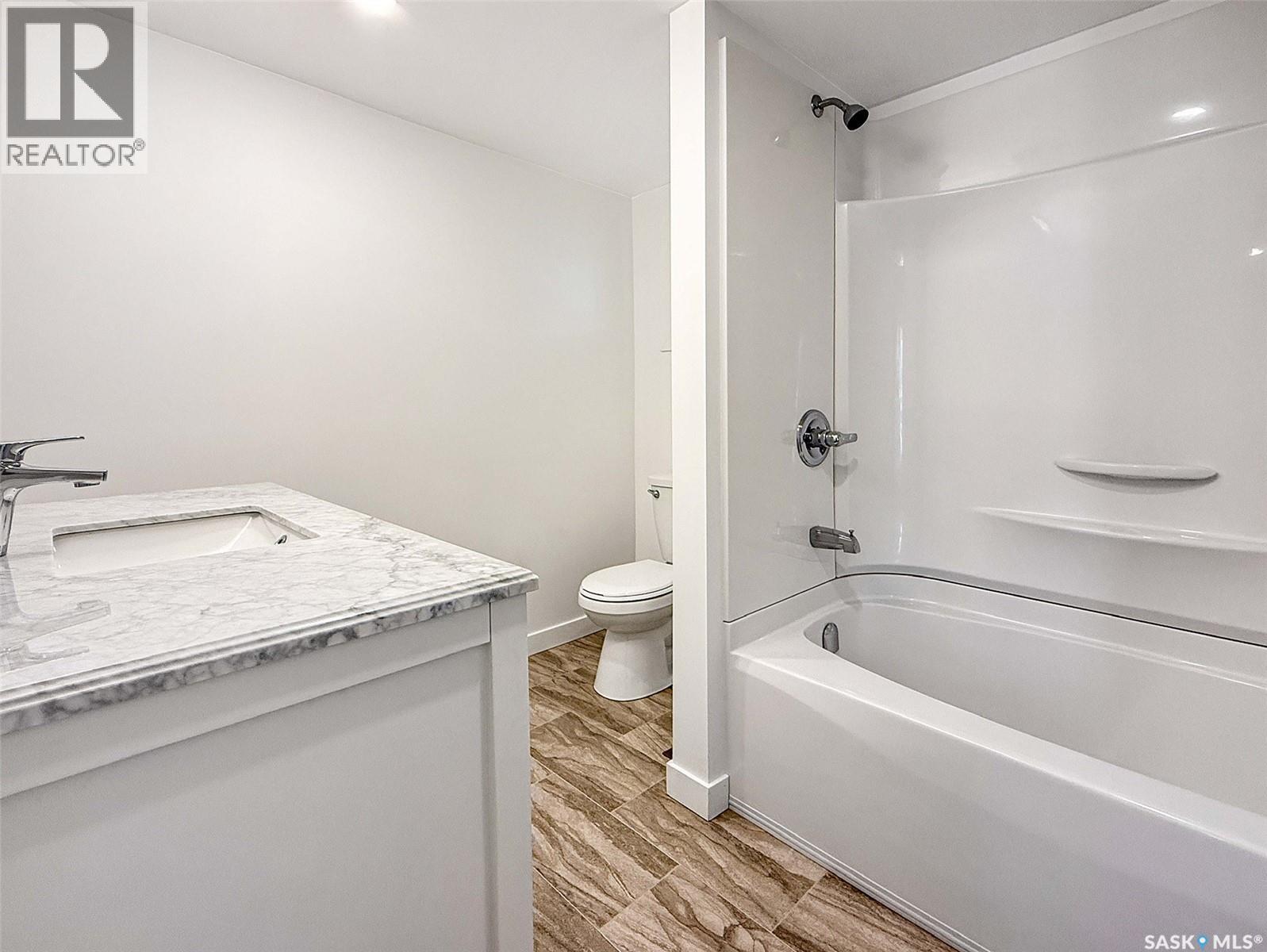 Single Family House 2 Level for Sale in  rd AVENUE NE Swift Current 