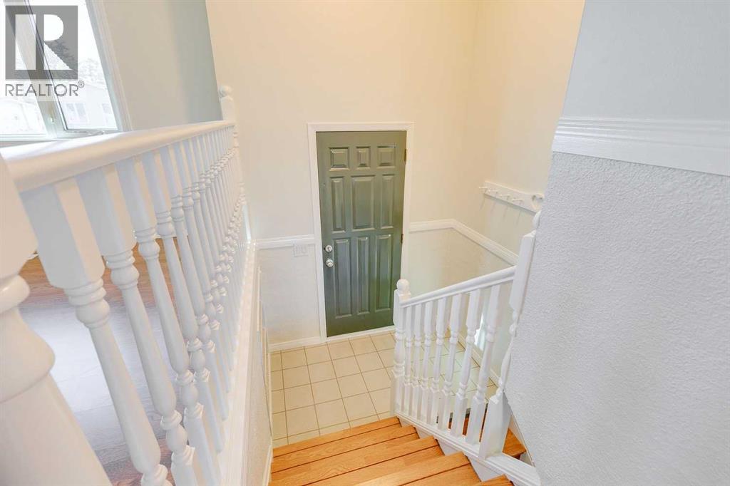 Single Family House Bi-level for Sale in  Doverthorn Place SE Dover Calgary 