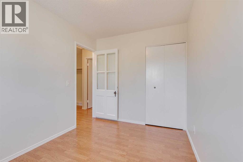 Single Family House Bi-level for Sale in  Doverthorn Place SE Dover Calgary 