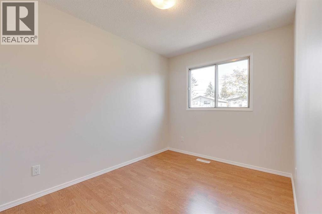 Single Family House Bi-level for Sale in  Doverthorn Place SE Dover Calgary 