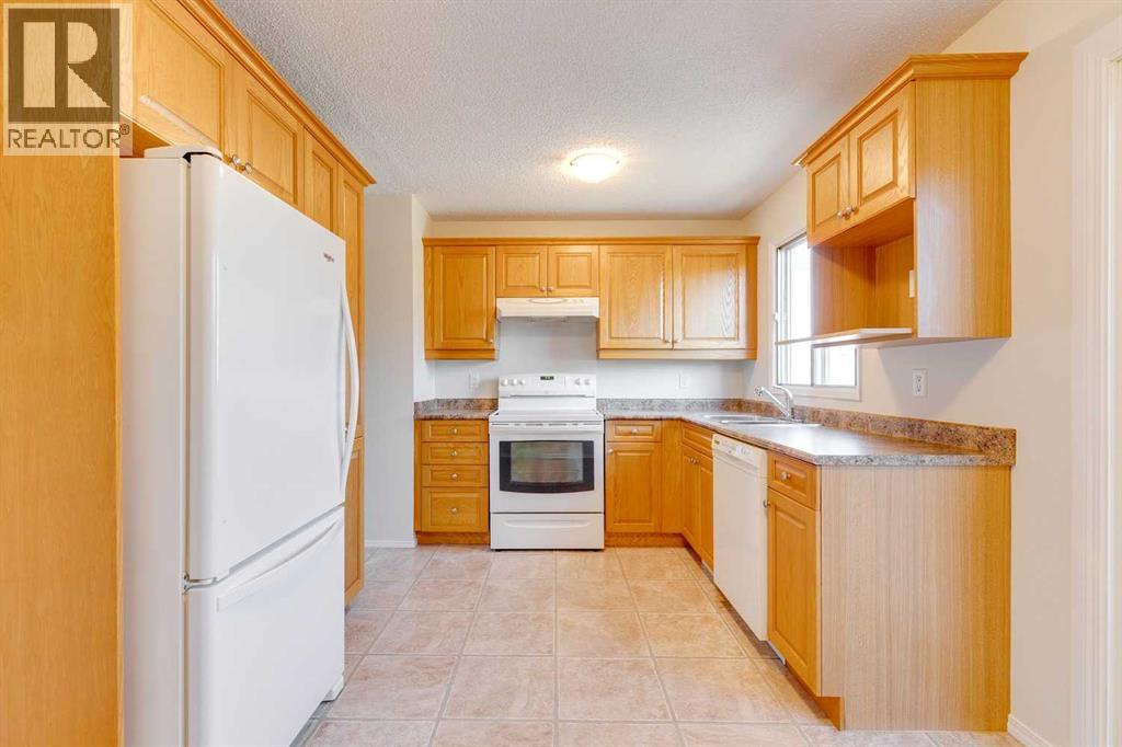 Single Family House Bi-level for Sale in  Doverthorn Place SE Dover Calgary 