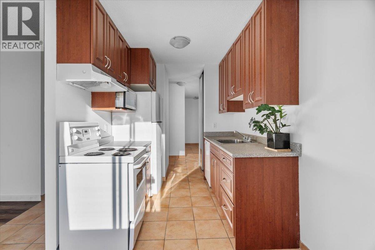 911 2016 FULLERTON AVENUE, North Vancouver