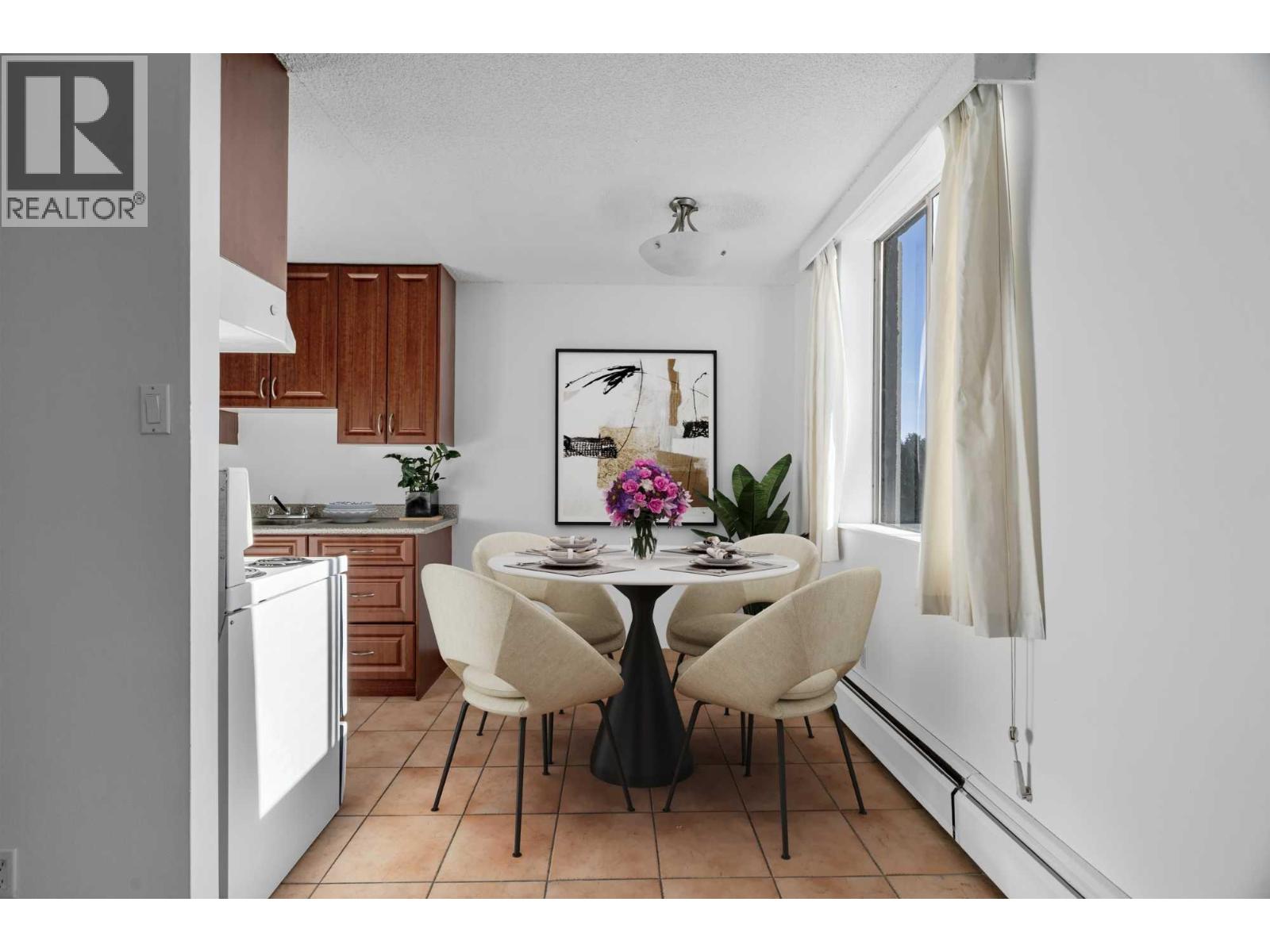 911 2016 FULLERTON AVENUE, North Vancouver