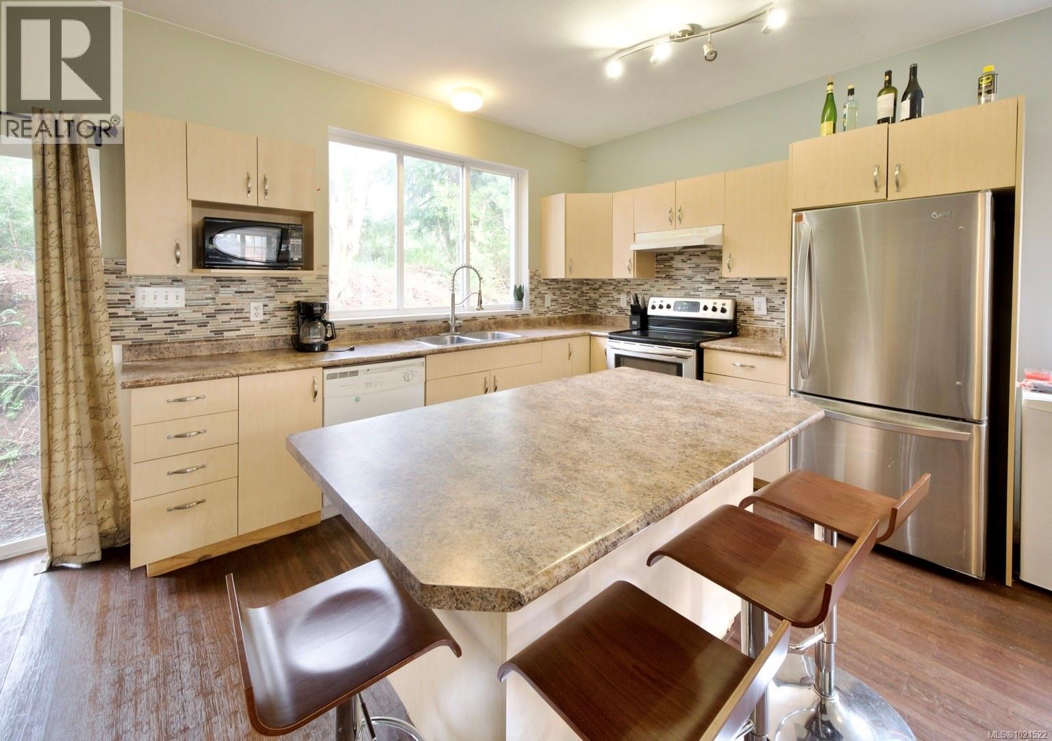 645 Shore Pine Cres, Tofino