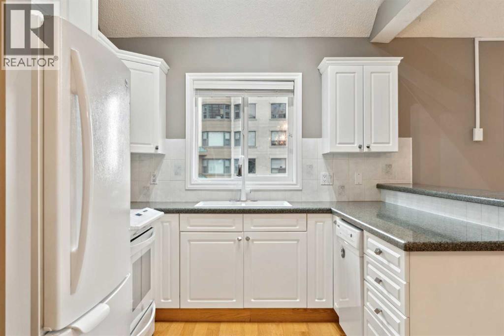 Single Family House for Sale in    Avenue SW Eau Claire Calgary 