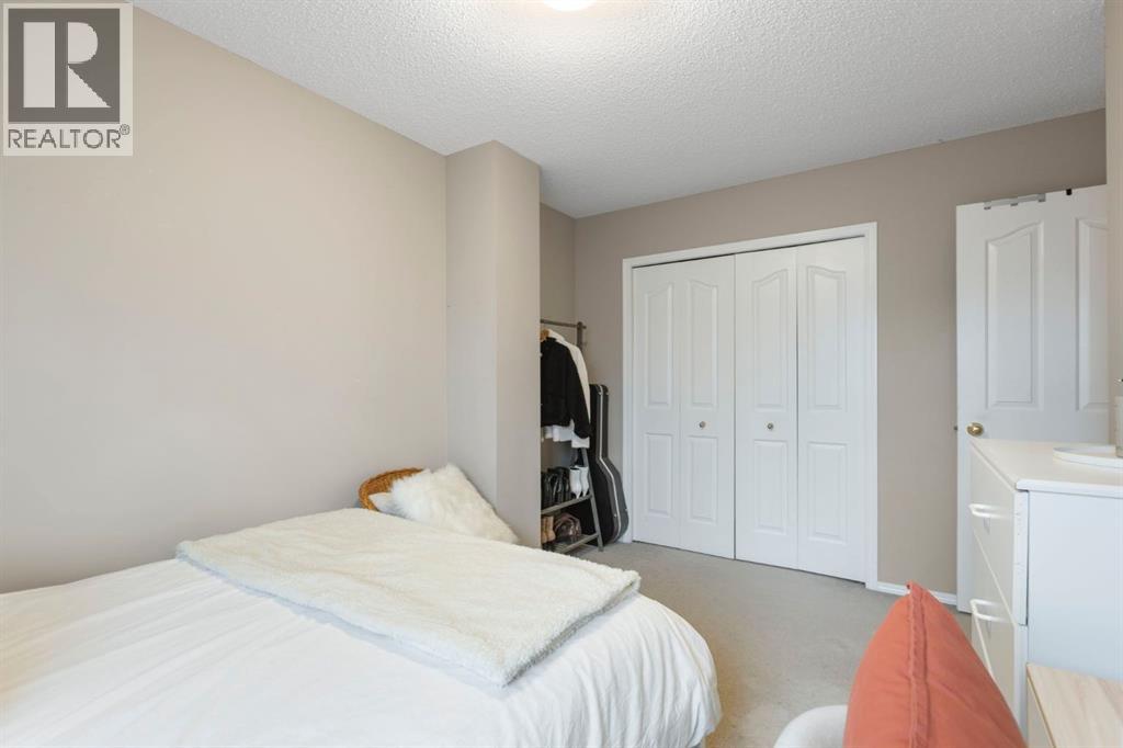 Single Family House for Sale in  Douglas Glen Park SE Douglasdale/Glen Calgary 