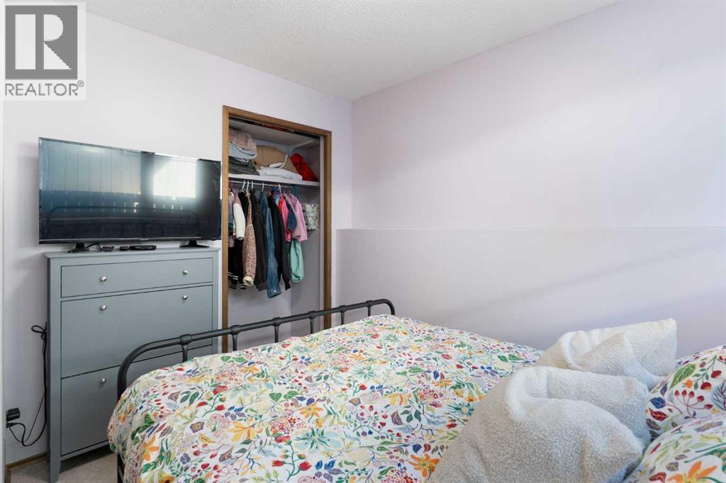 Single Family House 4 Level for Sale in   Street SW Oakridge Calgary 