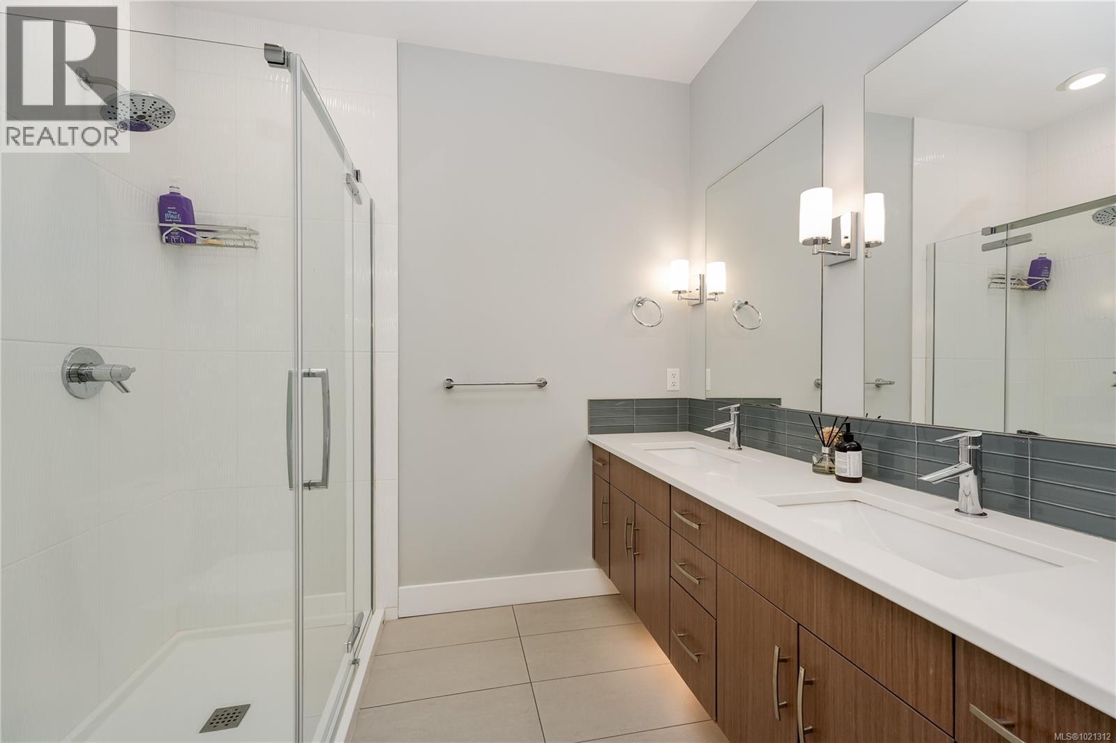 Single Family House for Sale in   Viewmont Ave Saanich 