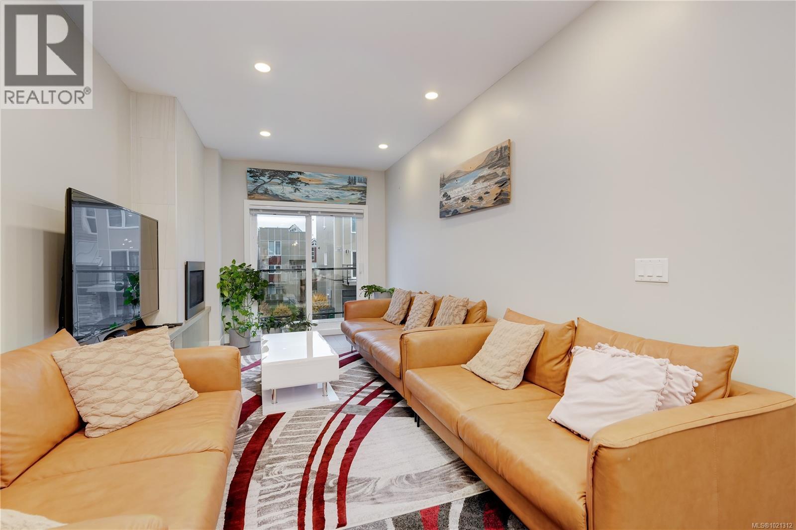 Single Family House for Sale in   Viewmont Ave Saanich 