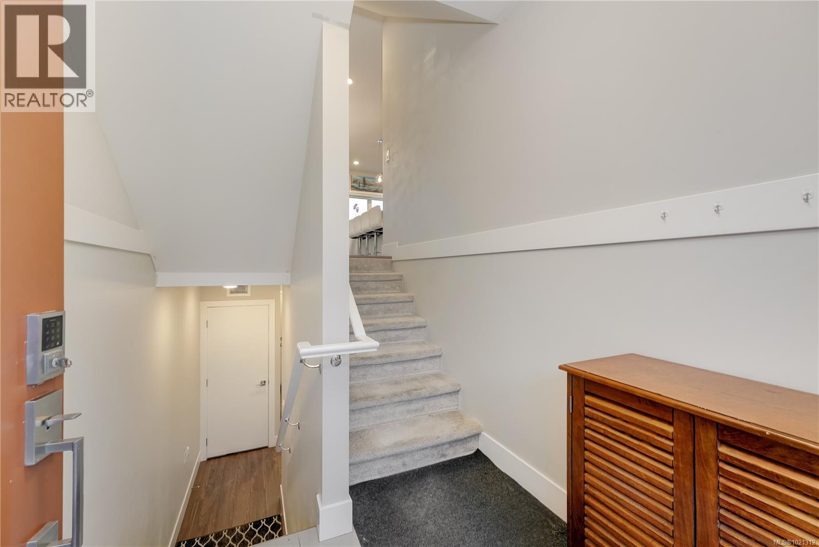 Single Family House for Sale in   Viewmont Ave Saanich 