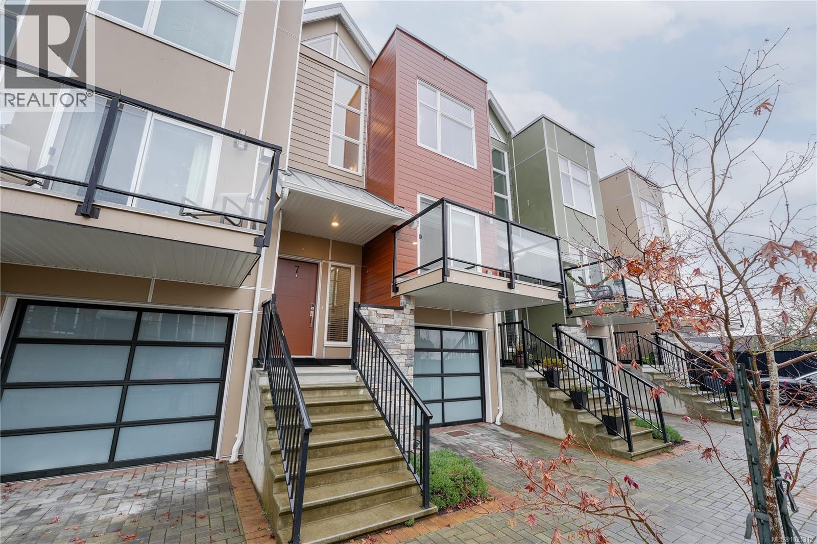 Single Family House for Sale in   Viewmont Ave Saanich 