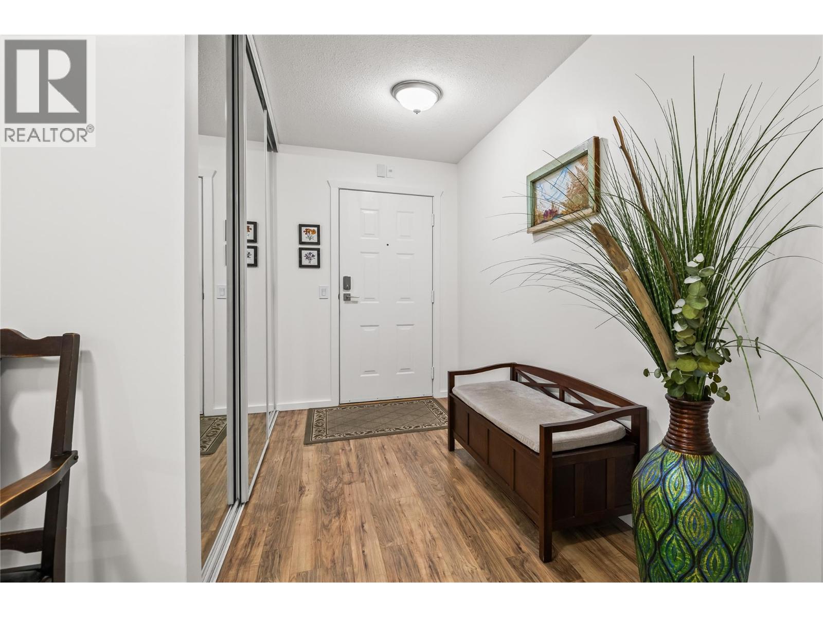 304 878 Bernard Avenue, Kelowna