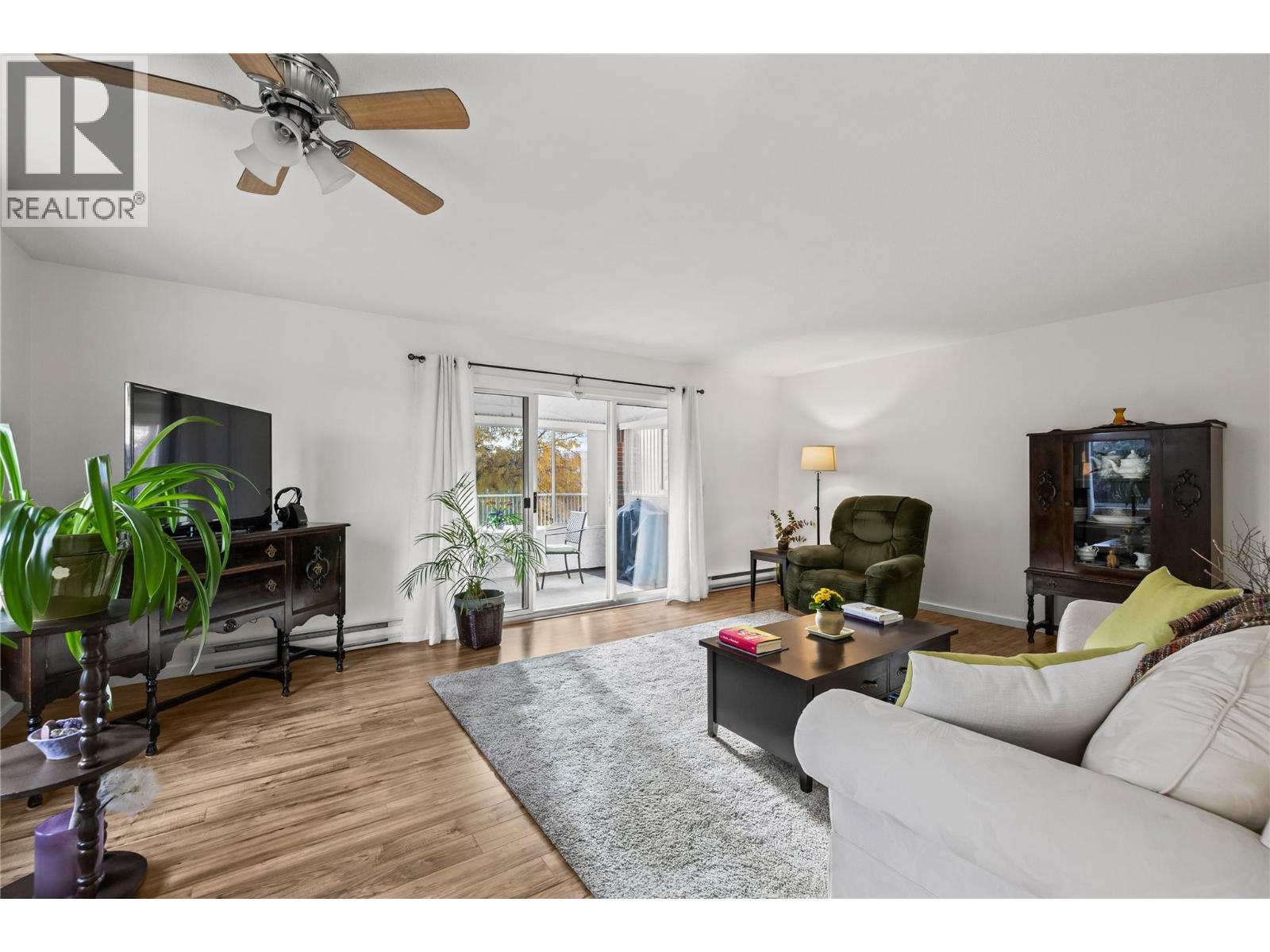 304 878 Bernard Avenue, Kelowna