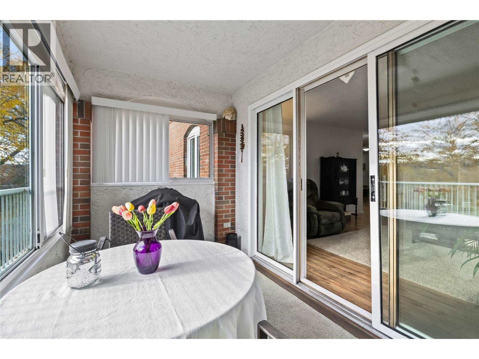 304 878 Bernard Avenue, Kelowna