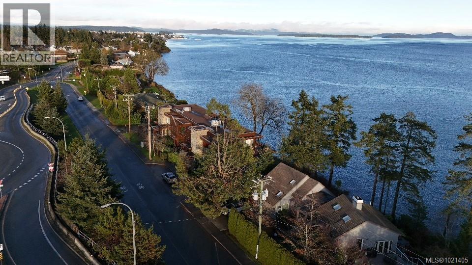 102 9115 Lochside Dr, North Saanich