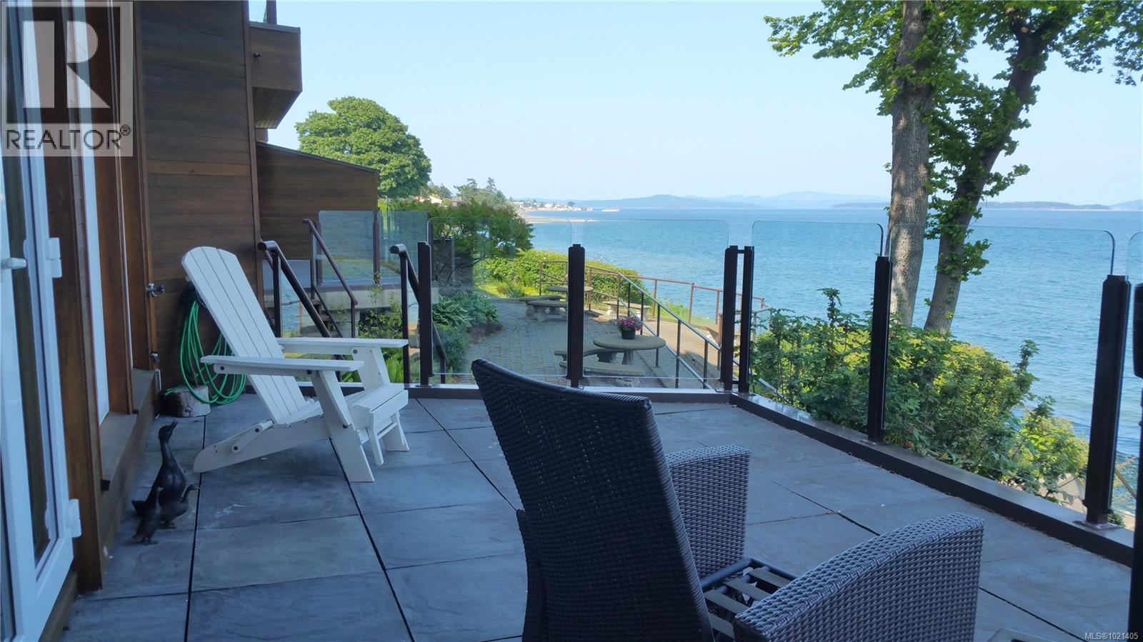 102 9115 Lochside Dr, North Saanich