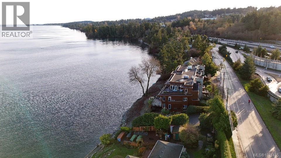 102 9115 Lochside Dr, North Saanich