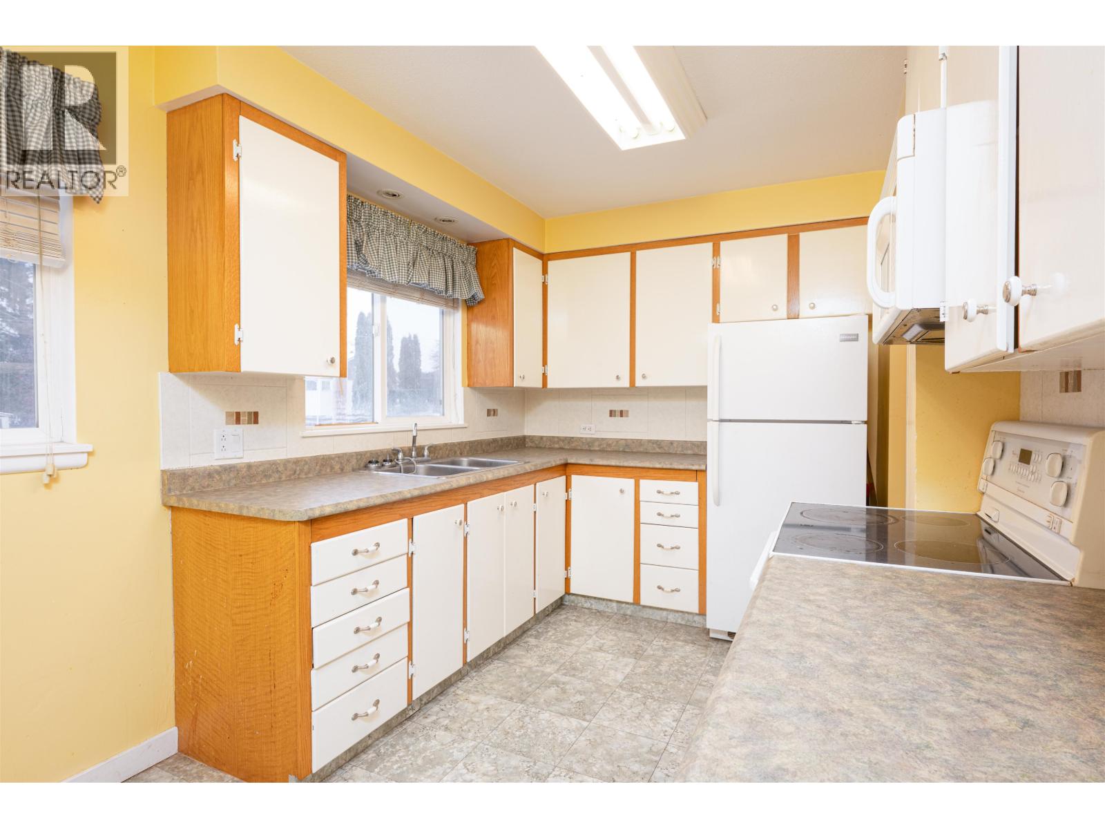 2082 4TH AVENUE, Prince George