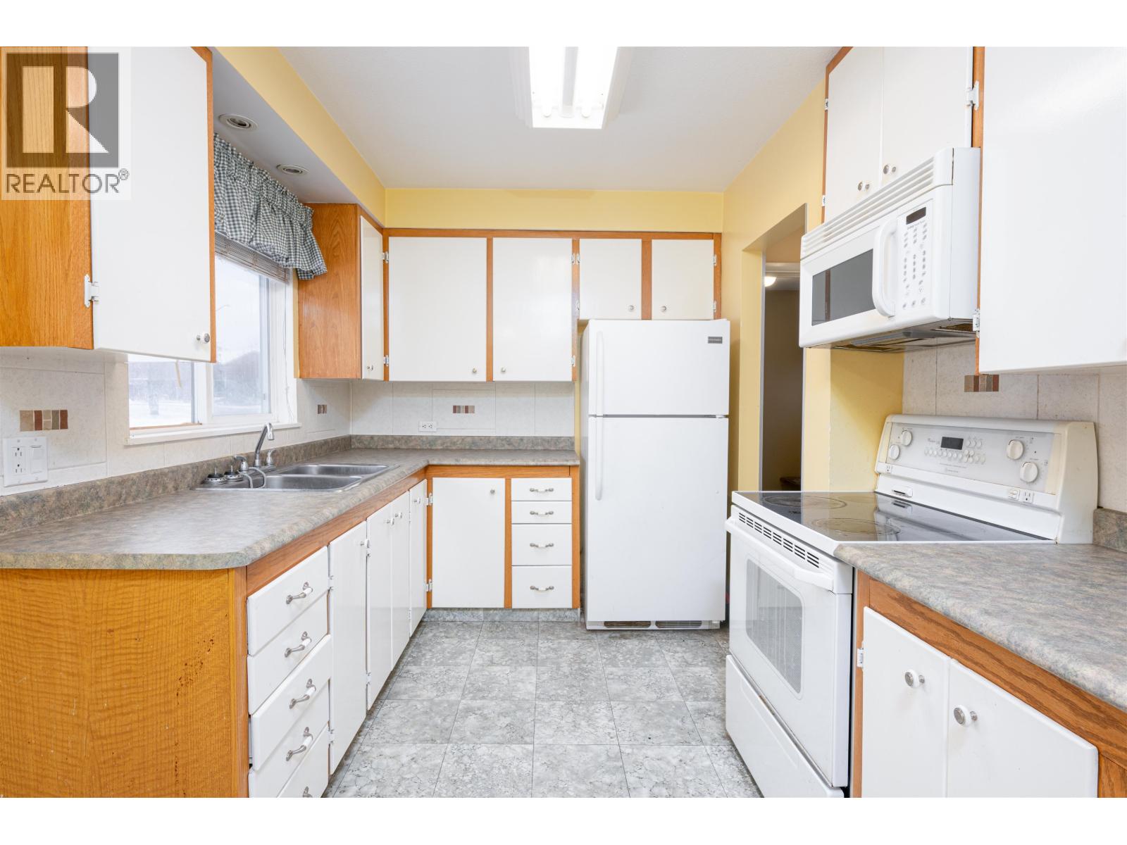 2082 4TH AVENUE, Prince George