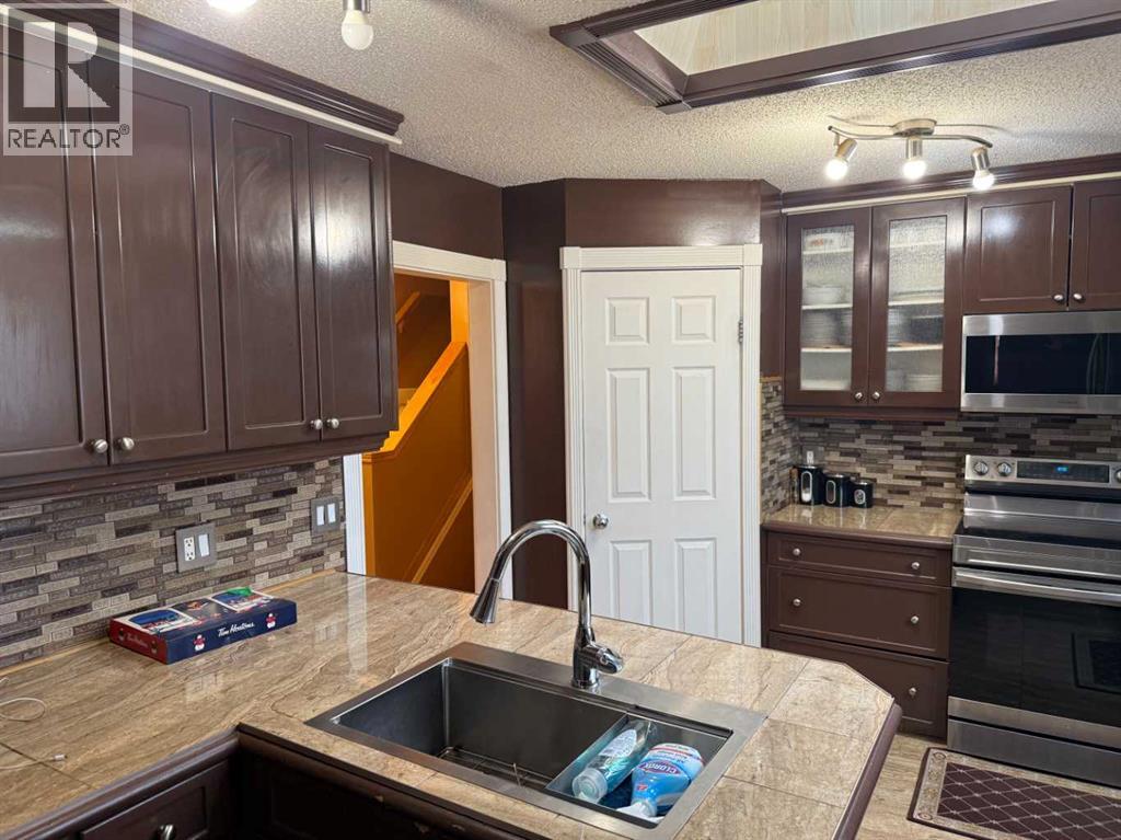 Single Family House 4 Level for Sale in  Templeson Way NE Temple Calgary 