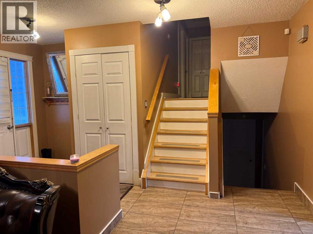 Single Family House 4 Level for Sale in  Templeson Way NE Temple Calgary 