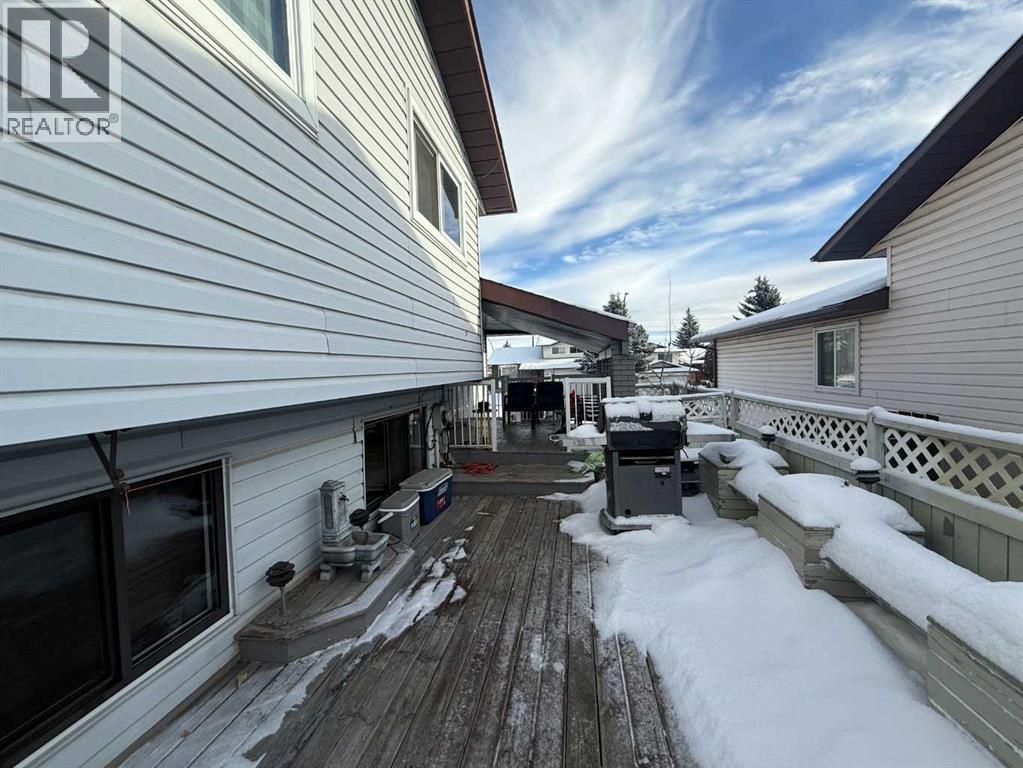 Single Family House 4 Level for Sale in  Templeson Way NE Temple Calgary 