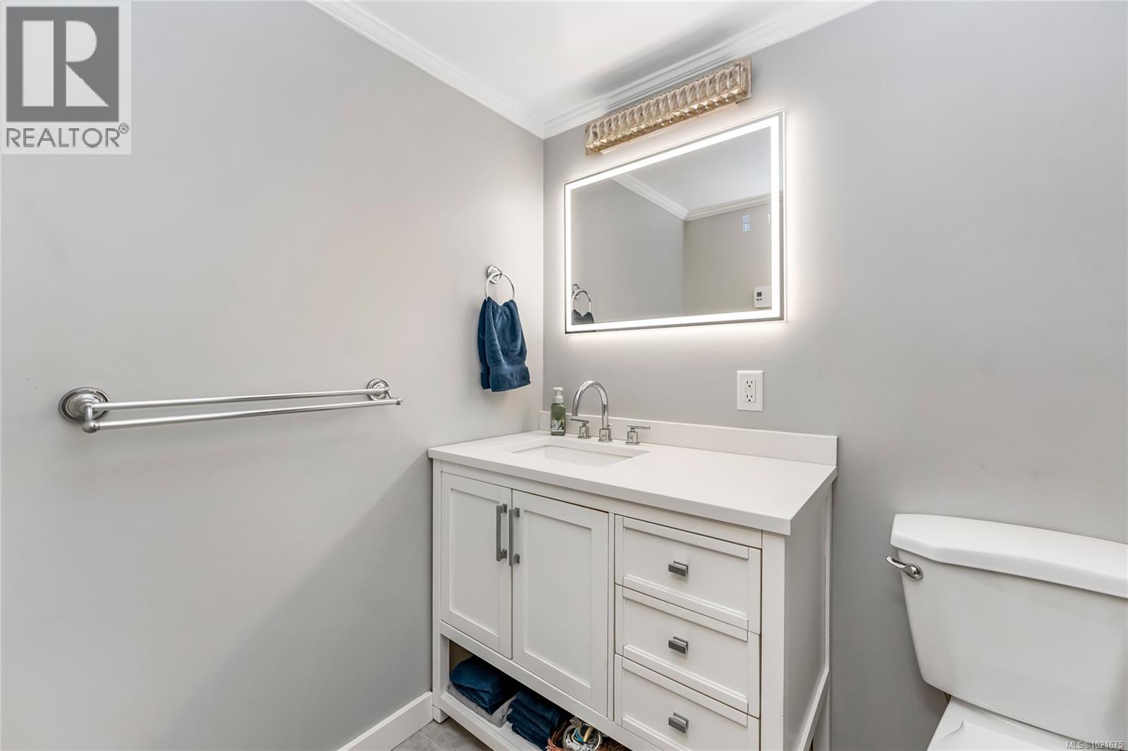 102 40 Gorge Rd W, Saanich