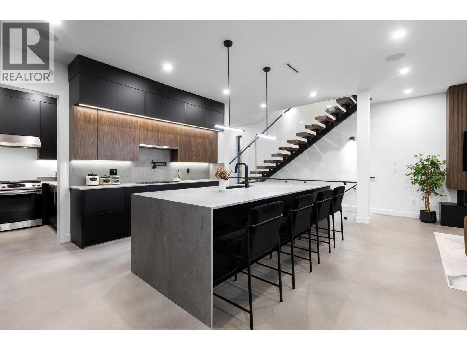 990 SEAFORTH WAY, Port Moody