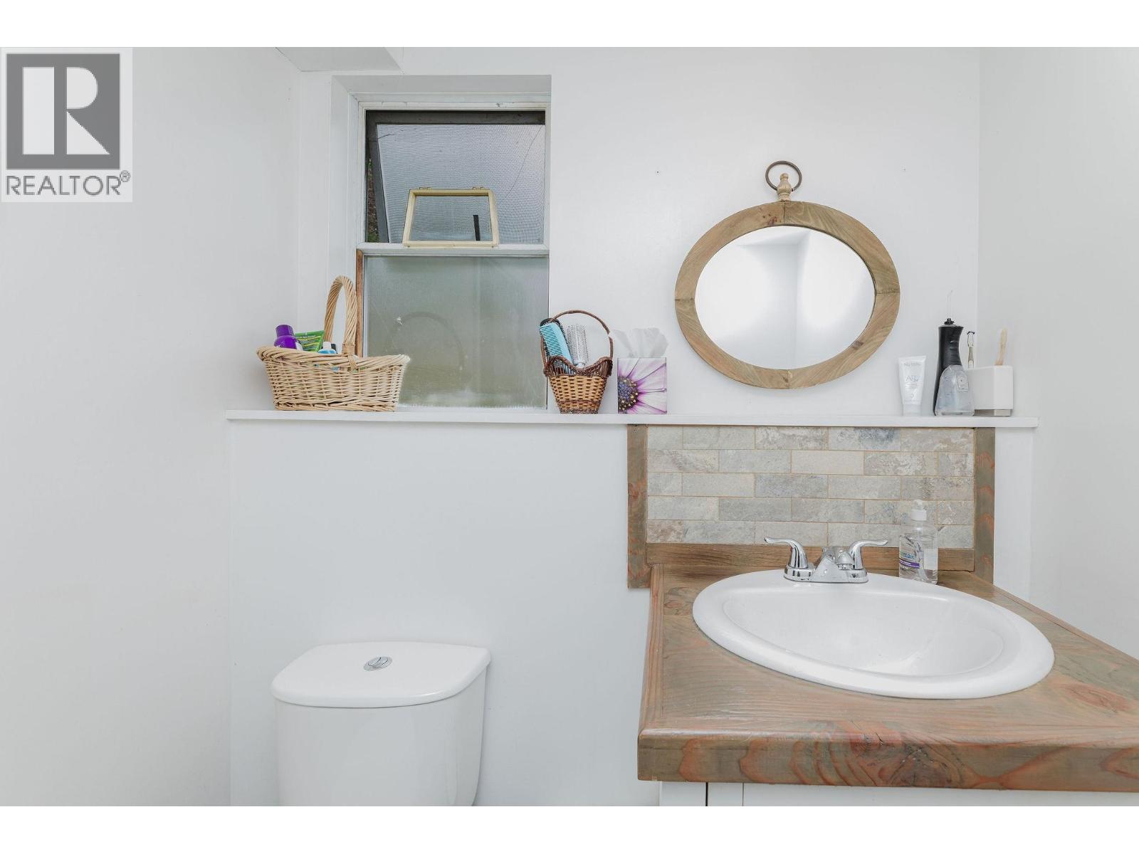 7838 REDROOFFS ROAD, Halfmoon Bay