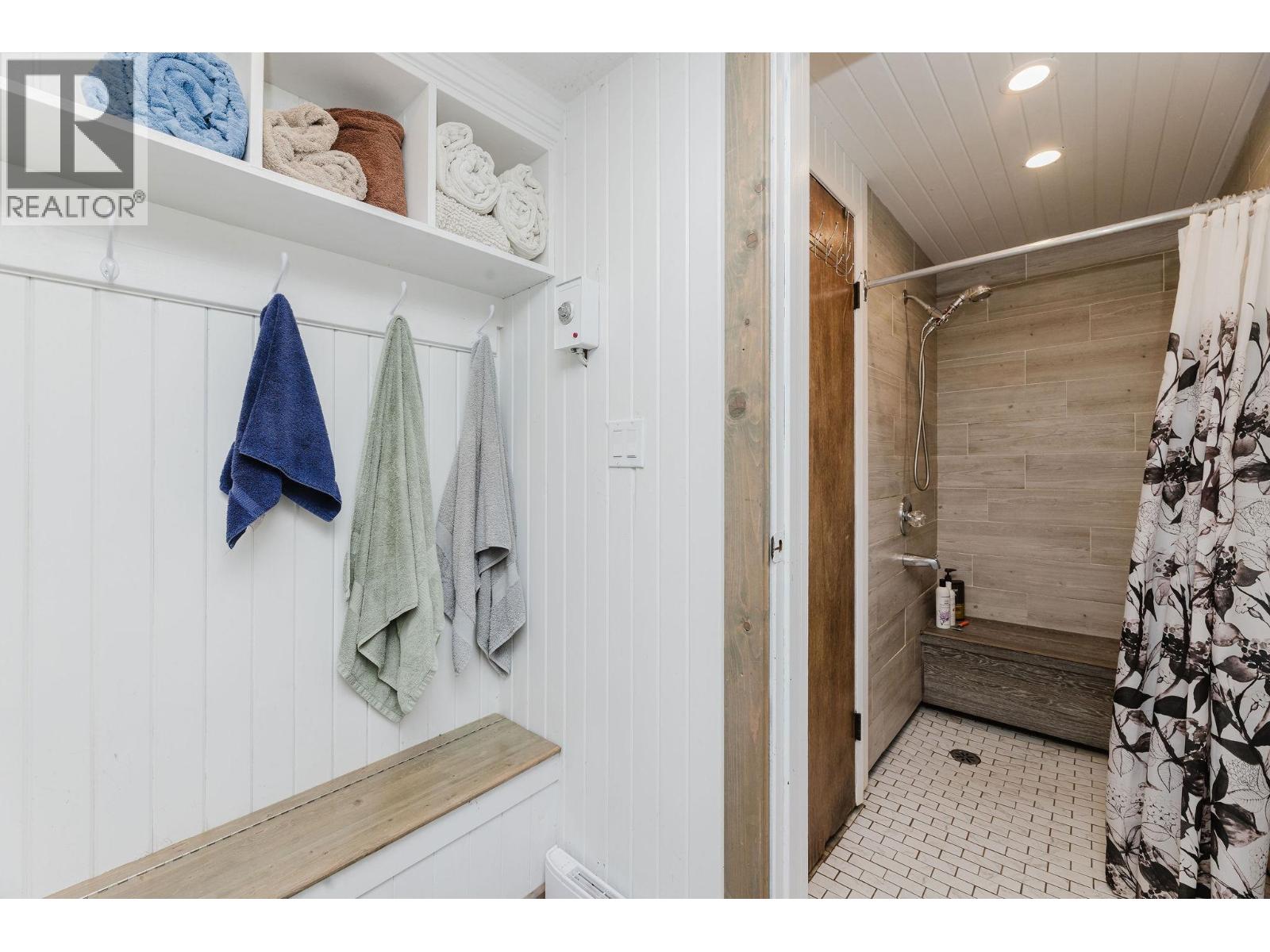 7838 REDROOFFS ROAD, Halfmoon Bay