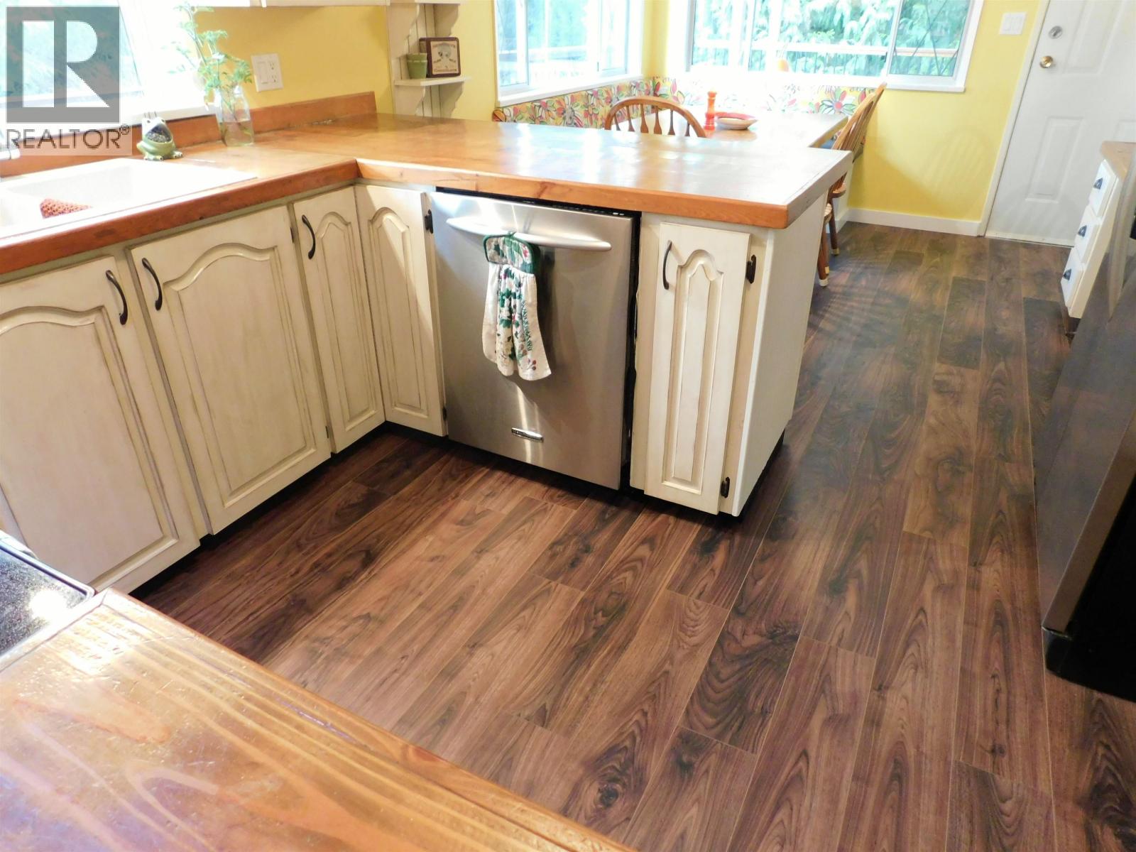 7838 REDROOFFS ROAD, Halfmoon Bay