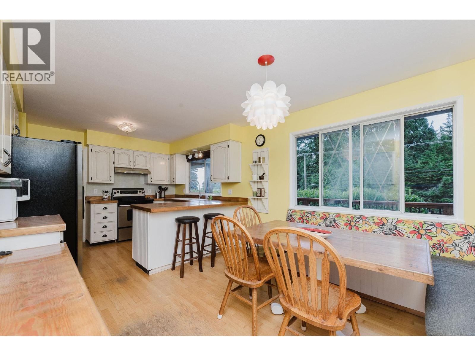 7838 REDROOFFS ROAD, Halfmoon Bay