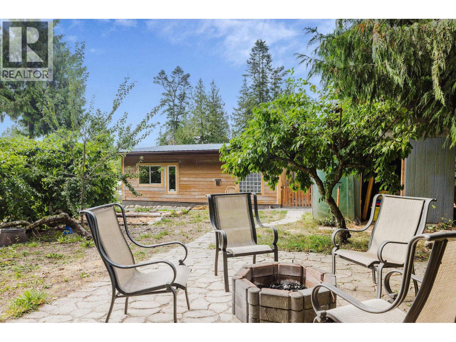7838 REDROOFFS ROAD, Halfmoon Bay