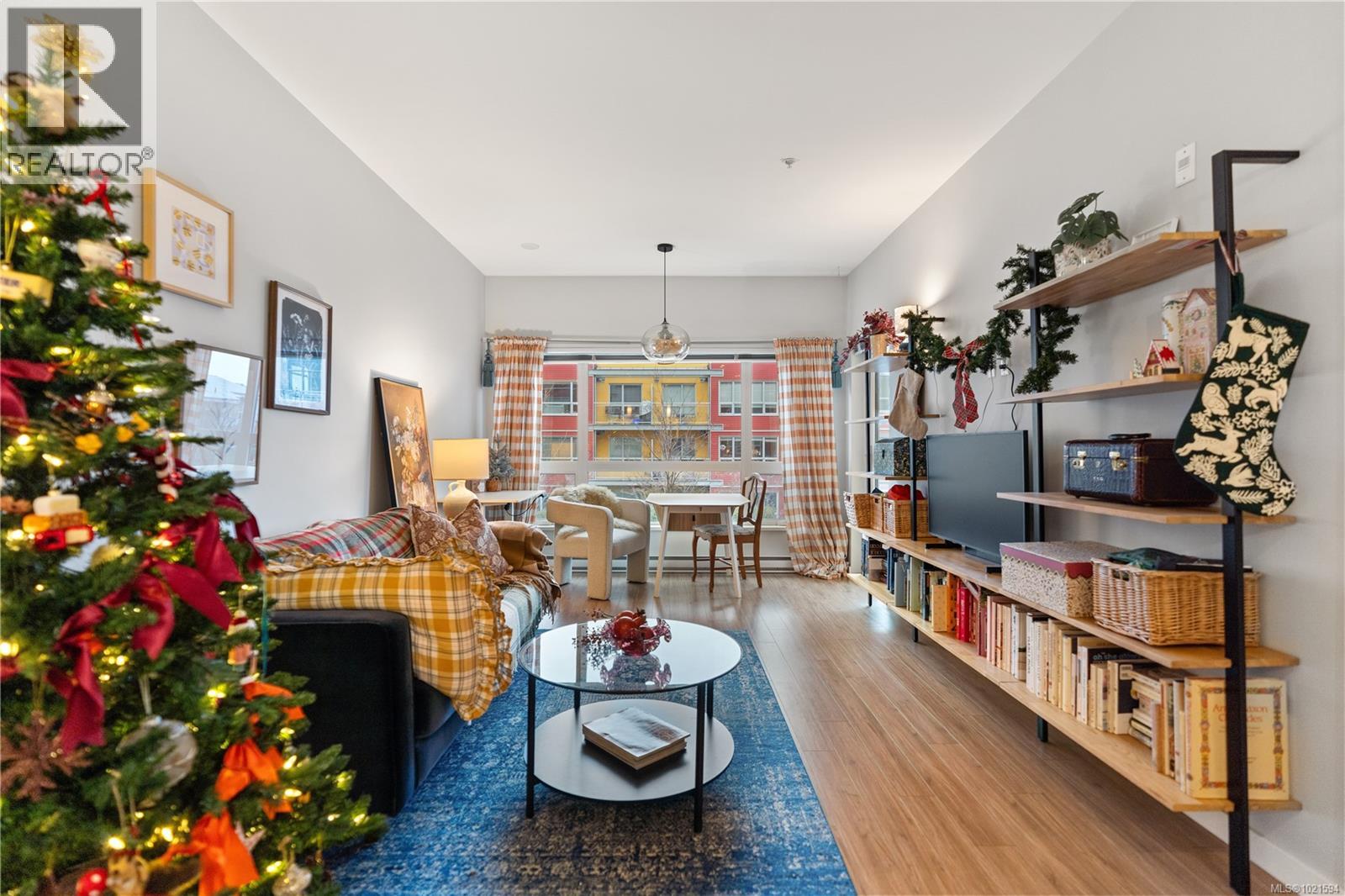 211 785 Tyee Rd, Victoria