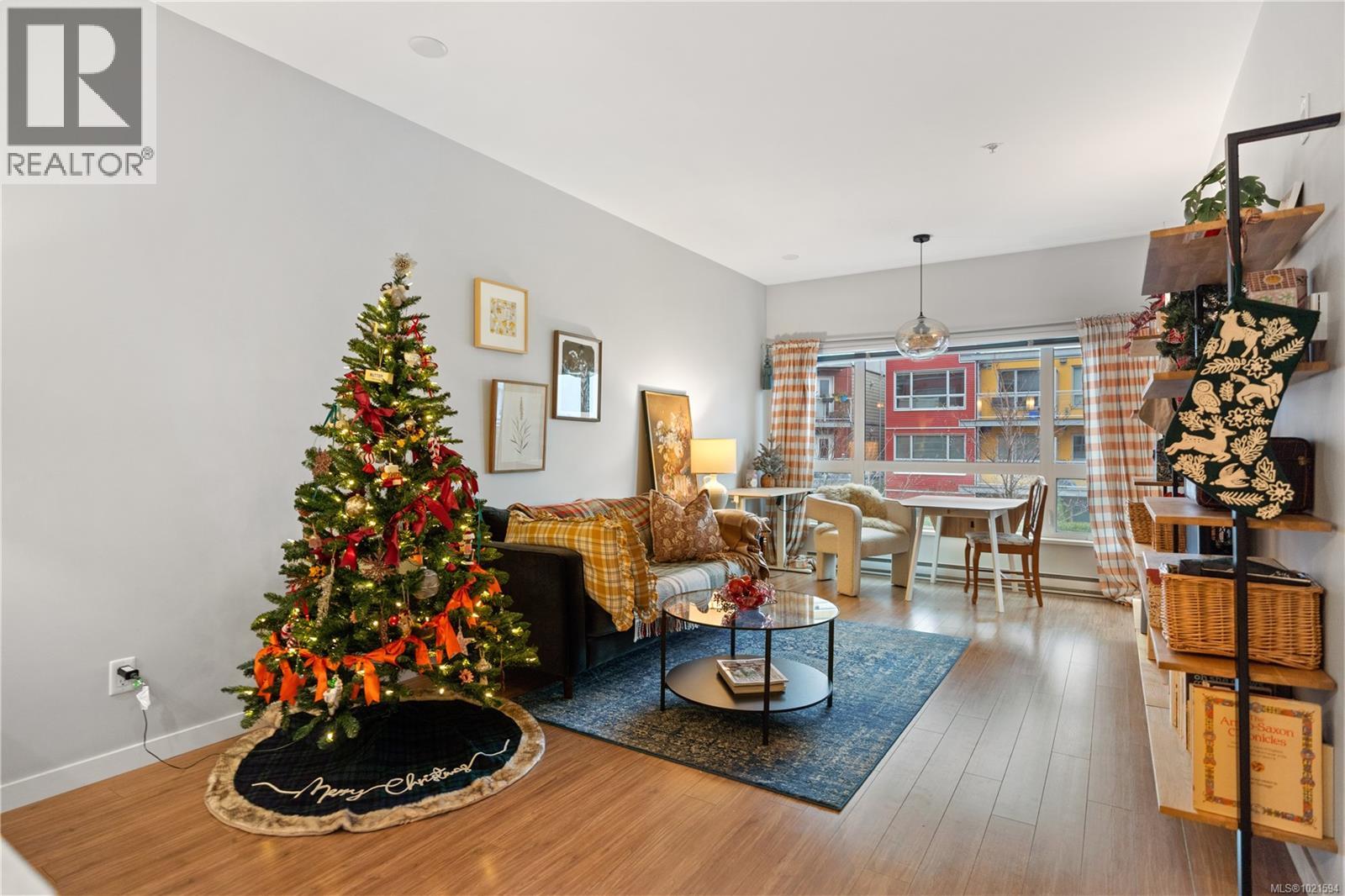 211 785 Tyee Rd, Victoria