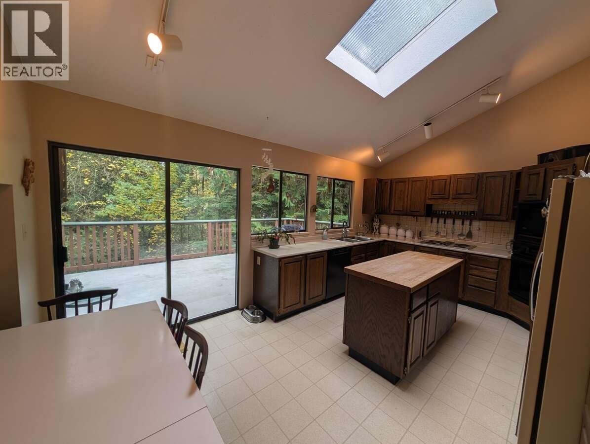 1498 CHAMBERLAIN DRIVE, North Vancouver