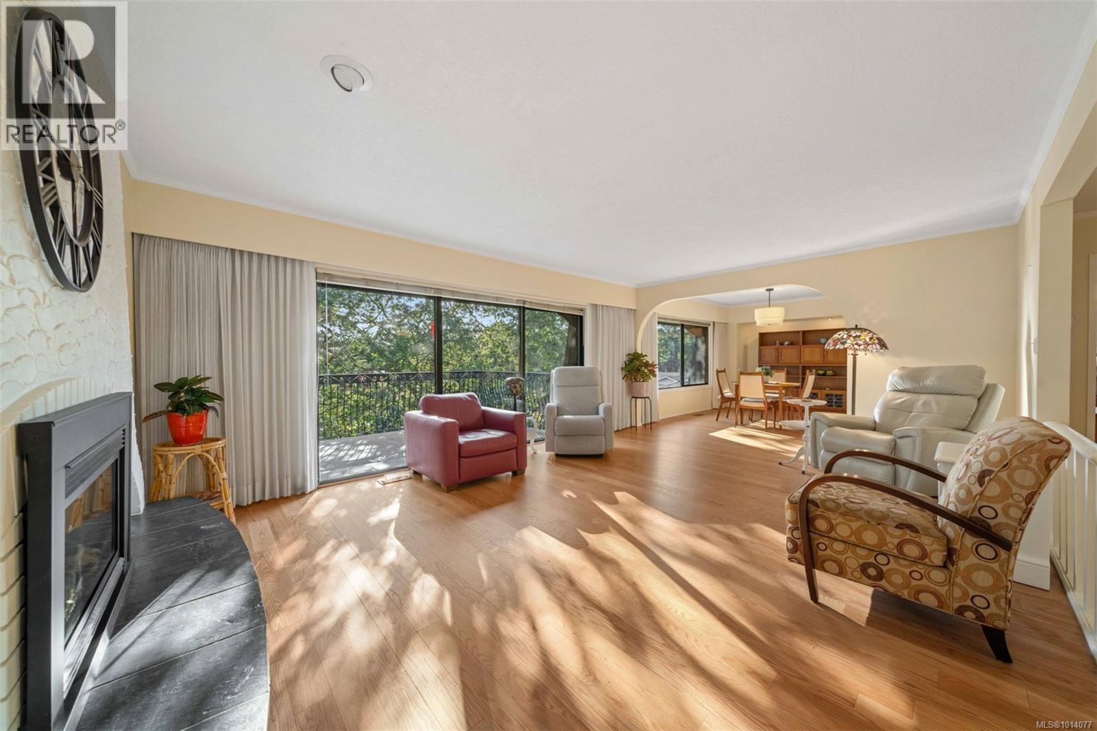 994 Landeen Pl, Saanich