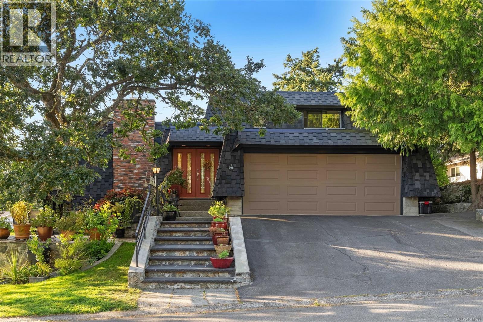 994 Landeen Pl, Saanich