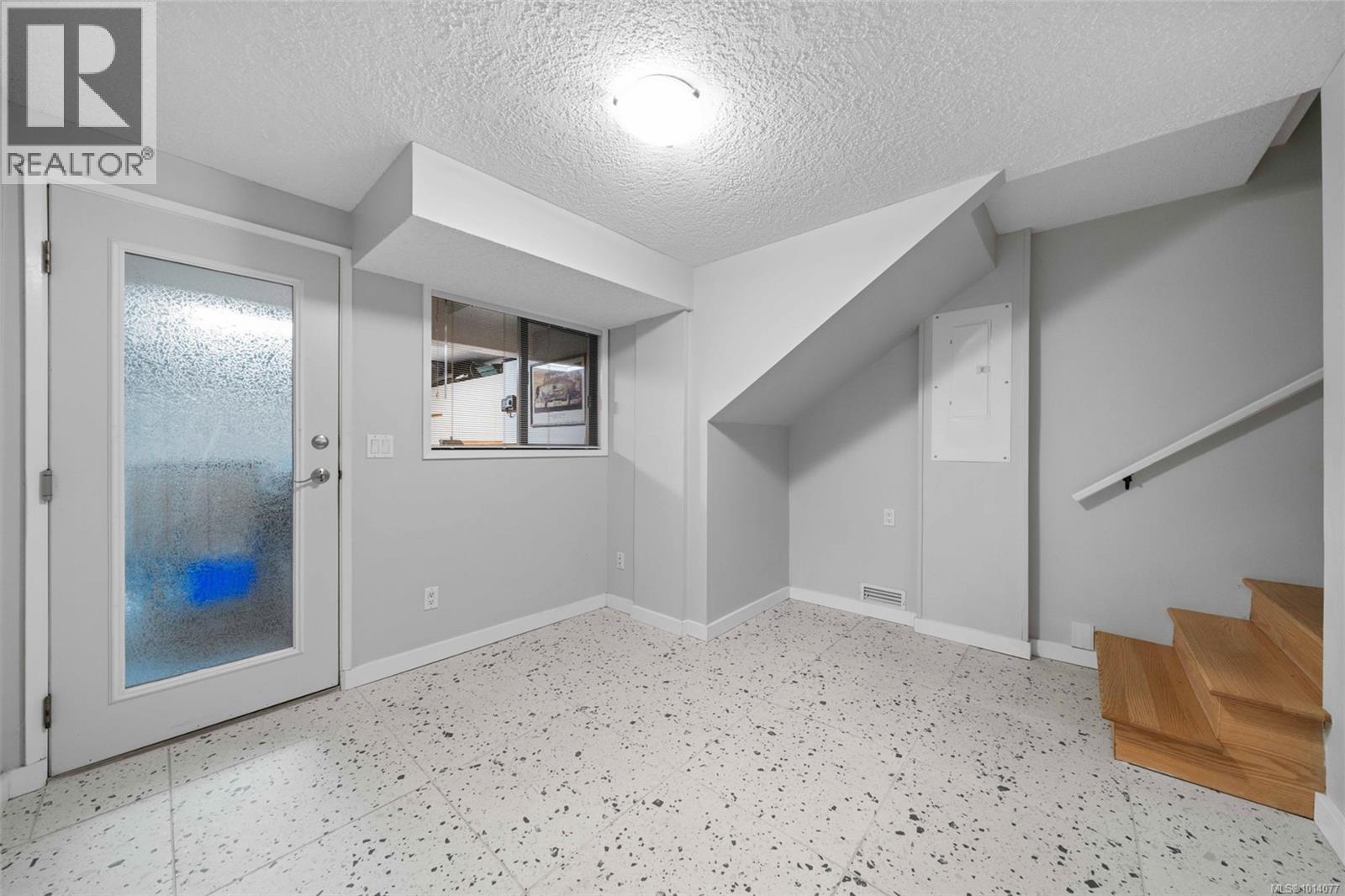 994 Landeen Pl, Saanich