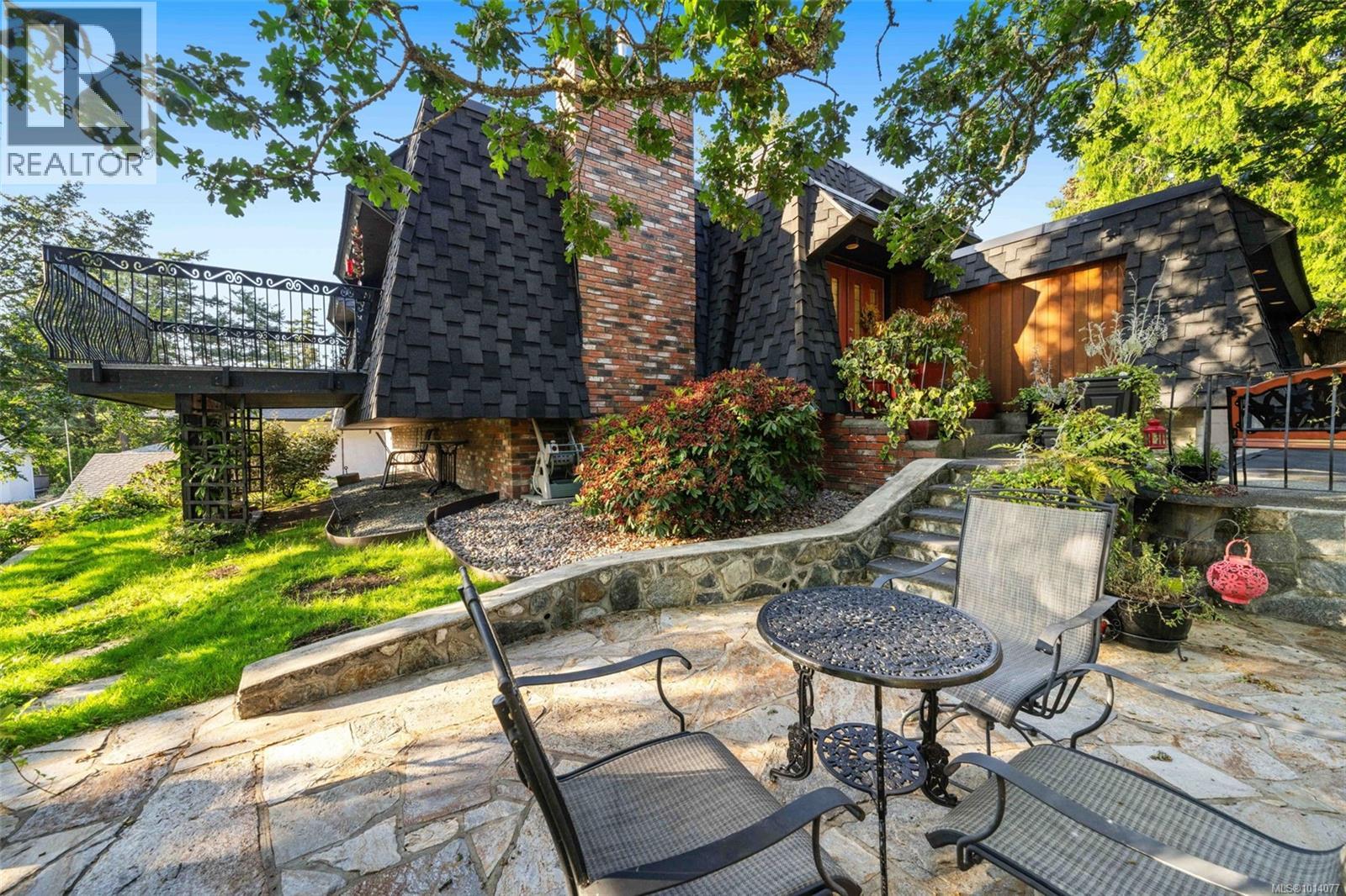 994 Landeen Pl, Saanich