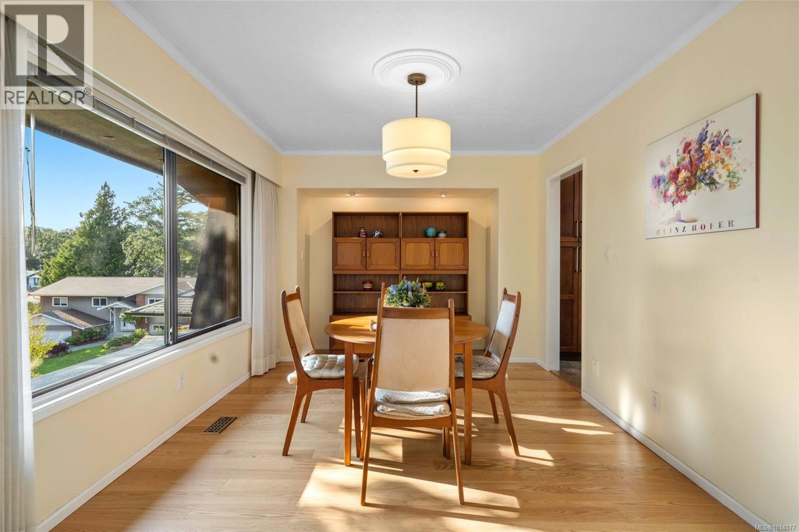 994 Landeen Pl, Saanich